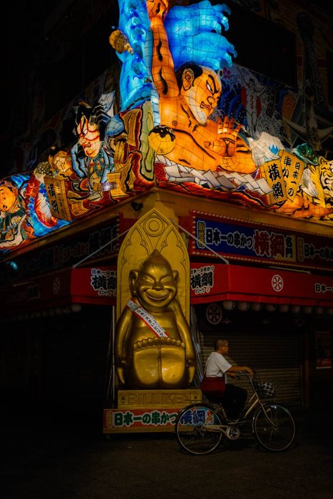 Osaka cabinati rossi sala giochi, fotografia di viaggio e street photography in Giappone