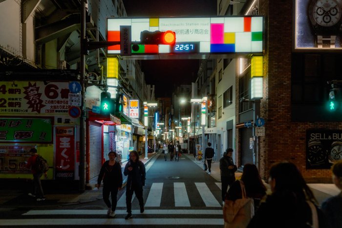 Osaka ciclista incrocio notte, fotografia di viaggio e street photography in Giappone