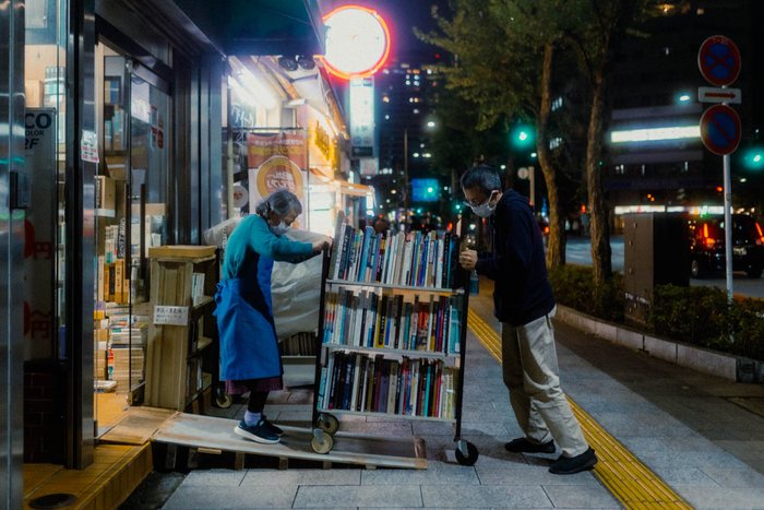 Osaka ciclista pacco azzurro, fotografia di viaggio e street photography in Giappone