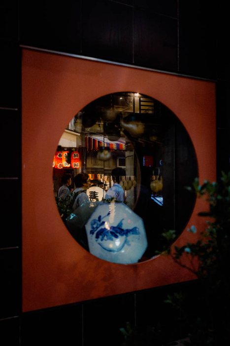 Osaka ciclista semaforo notte, fotografia di viaggio e street photography in Giappone