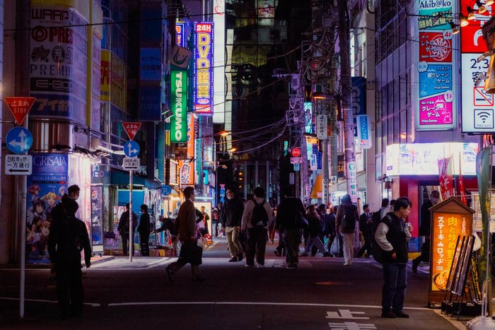 Osaka ciclista strada vuota, fotografia di viaggio e street photography in Giappone