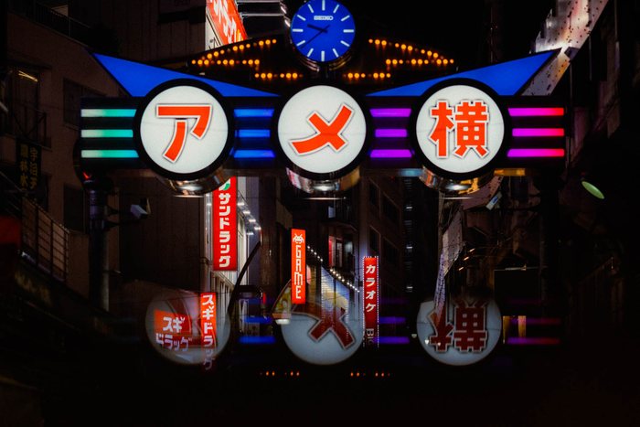 Osaka due uomini marciapiede, fotografia di viaggio e street photography in Giappone
