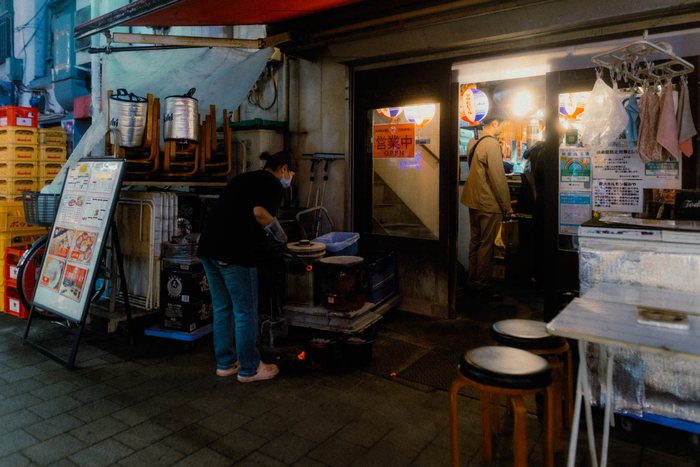 Osaka edificio luce triangolare, fotografia di viaggio e street photography in Giappone