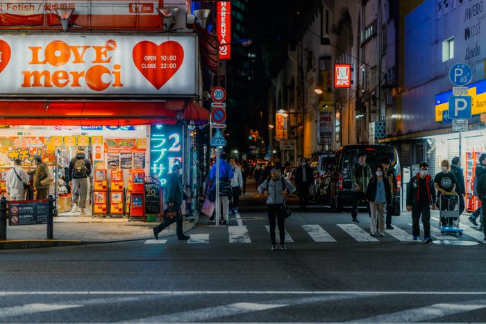 Osaka folla piazza insegne, fotografia di viaggio e street photography in Giappone