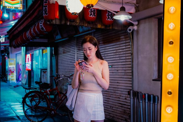 Osaka folla piazza notte, fotografia di viaggio e street photography in Giappone
