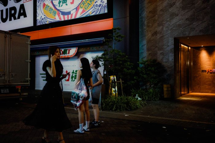 Osaka grattacieli incrocio notte, fotografia di viaggio e street photography in Giappone
