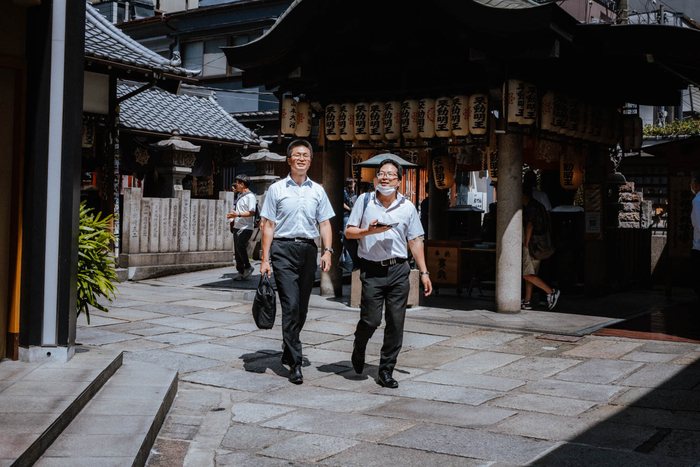 Osaka gruppo ragazzi portico, fotografia di viaggio e street photography in Giappone