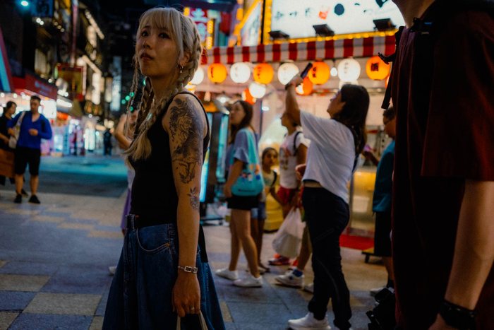 Osaka incrocio grattacieli notte, fotografia di viaggio e street photography in Giappone