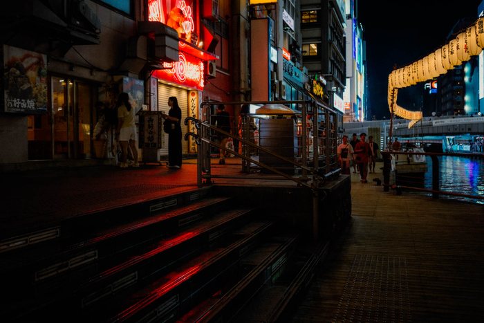 Osaka incrocio luci grattacieli, fotografia di viaggio e street photography in Giappone