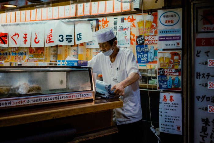 Osaka lanterna tempio folla, fotografia di viaggio e street photography in Giappone