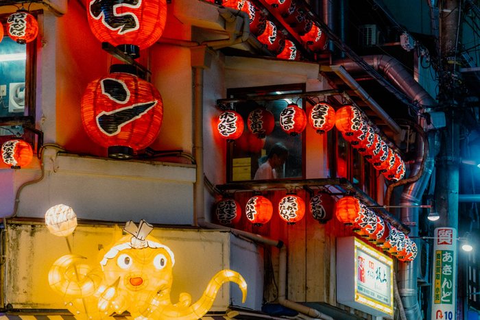 Osaka lanterne tenda rossa, fotografia di viaggio e street photography in Giappone