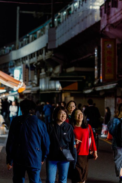 Osaka libreria esterno scaffali, fotografia di viaggio e street photography in Giappone