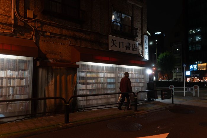 Osaka libreria marciapiede notte, fotografia di viaggio e street photography in Giappone