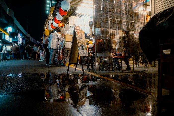 Osaka mercato notturno affollato, fotografia di viaggio e street photography in Giappone