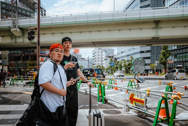 Due ragazzi a un incrocio tra le barriere di un cantiere, Namba, Osaka