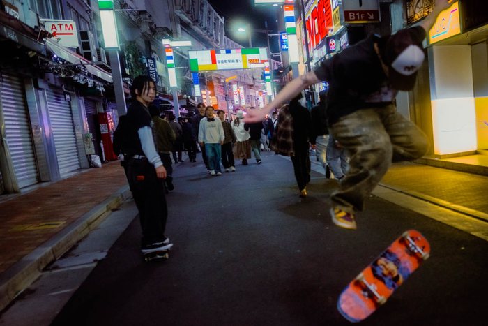 Osaka passante bar rosa, fotografia di viaggio e street photography in Giappone