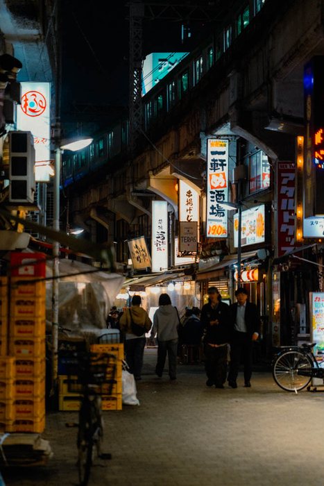 Osaka passante ombra vicolo, fotografia di viaggio e street photography in Giappone