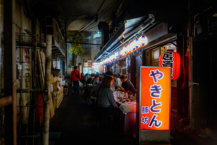 Osaka passante vicolo scuro, fotografia di viaggio e street photography in Giappone