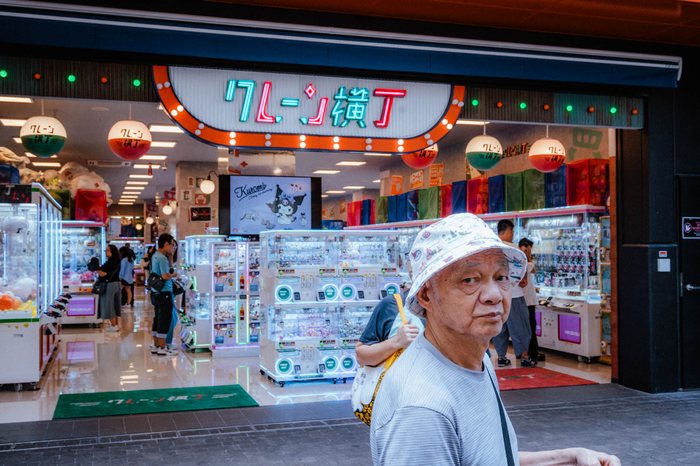 Osaka passanti muro giapponese, fotografia di viaggio e street photography in Giappone