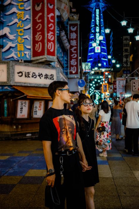 Osaka ragazze neon strada, fotografia di viaggio e street photography in Giappone