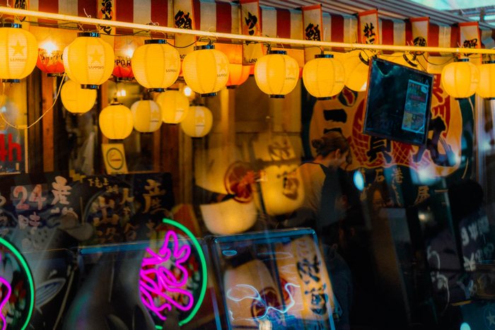 Osaka ragazzi camminano giorno, fotografia di viaggio e street photography in Giappone
