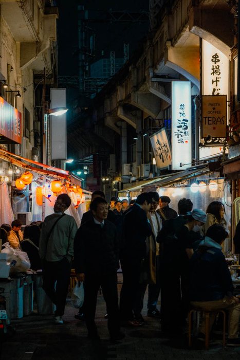 Osaka ristorante noren clienti, fotografia di viaggio e street photography in Giappone
