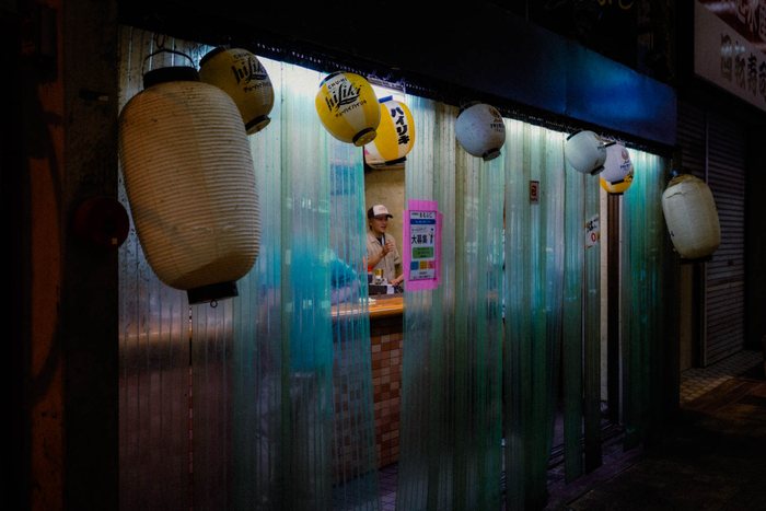 Osaka ristorante vicolo pioggia, fotografia di viaggio e street photography in Giappone