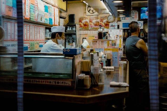 Osaka ristoranti vicolo pioggia, fotografia di viaggio e street photography in Giappone