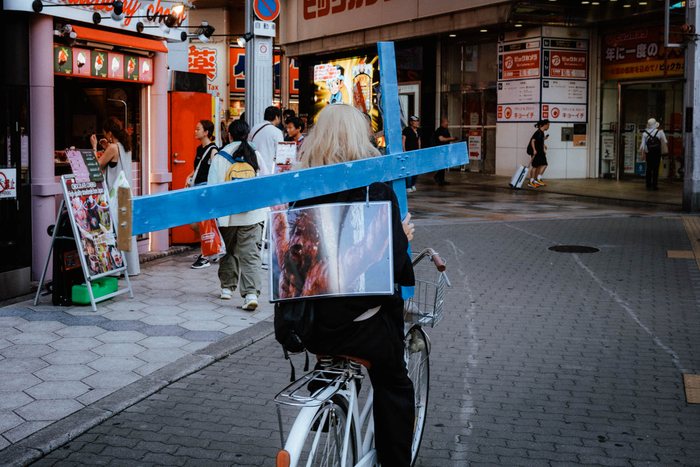 Osaka sala giochi rossa, fotografia di viaggio e street photography in Giappone