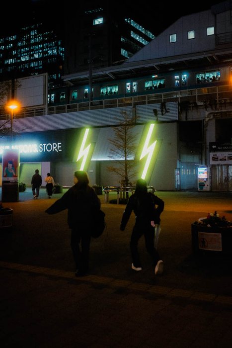 Osaka stazione notte passanti, fotografia di viaggio e street photography in Giappone