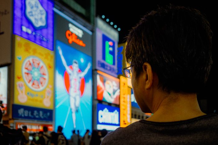 Osaka stazione notturna piattaforma, fotografia di viaggio e street photography in Giappone
