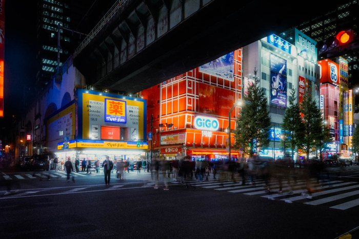 Osaka strada neon silenziosa, fotografia di viaggio e street photography in Giappone