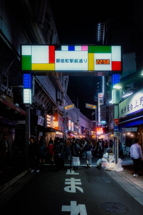Osaka strada vuota neon, fotografia di viaggio e street photography in Giappone