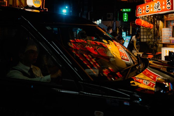 Osaka taxi notte vetrine, fotografia di viaggio e street photography in Giappone