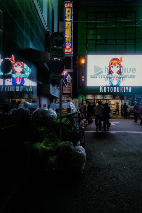 Osaka tempio incenso visitatori, fotografia di viaggio e street photography in Giappone