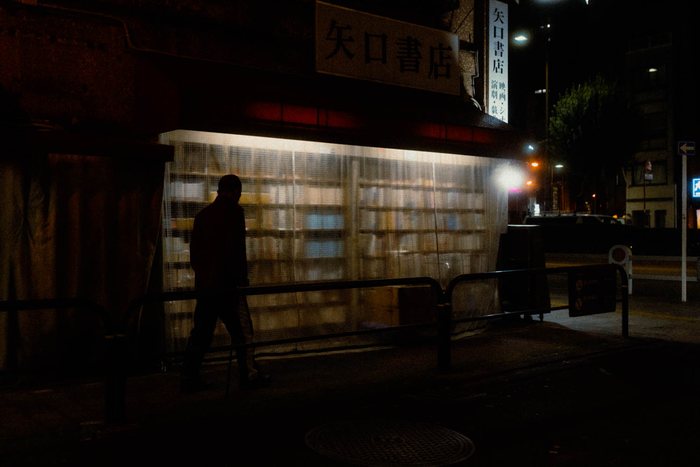 Osaka tenda plastica luce gialla, fotografia di viaggio e street photography in Giappone