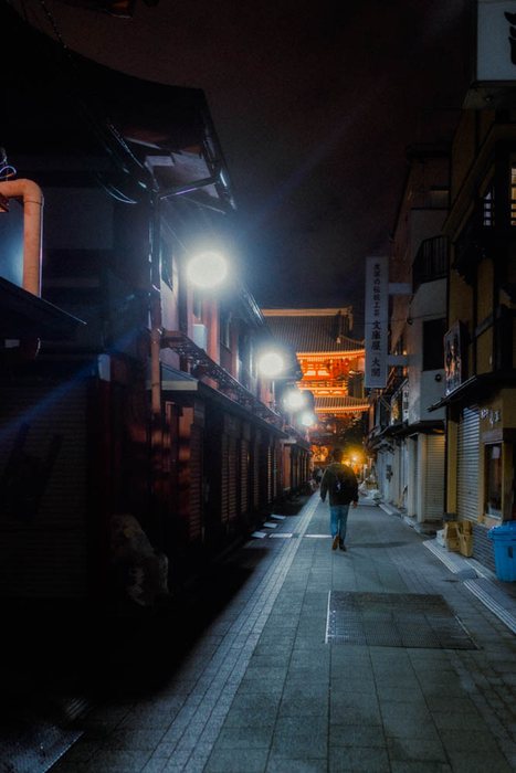Osaka tenda rossa porta, fotografia di viaggio e street photography in Giappone