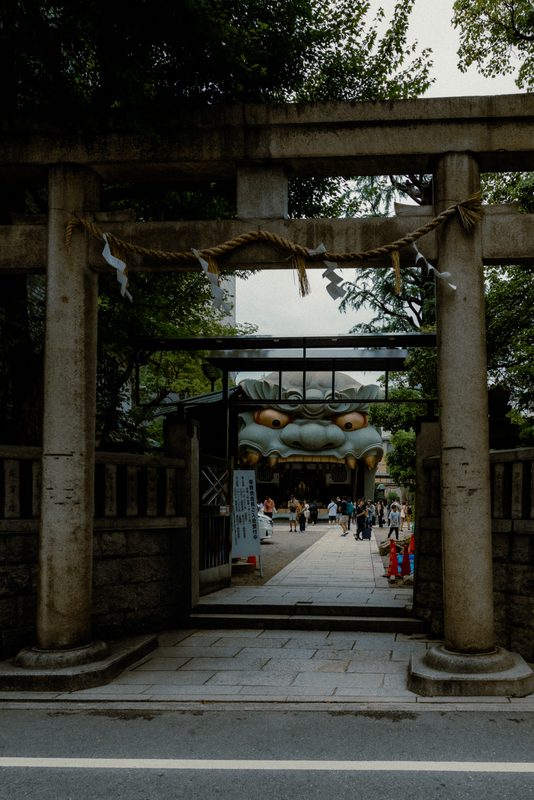 Torii di pietra che incornicia in lontananza il santuario dalla testa di leone, Namba, Osaka