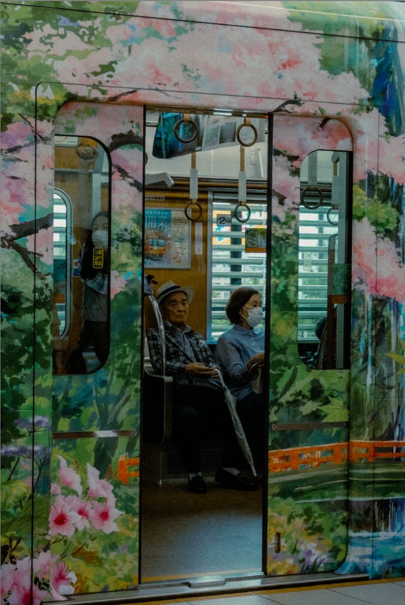 Un treno con decori floreali, Osaka