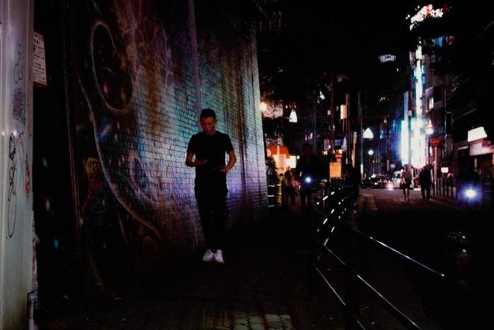 Osaka uomini camminano muro, fotografia di viaggio e street photography in Giappone