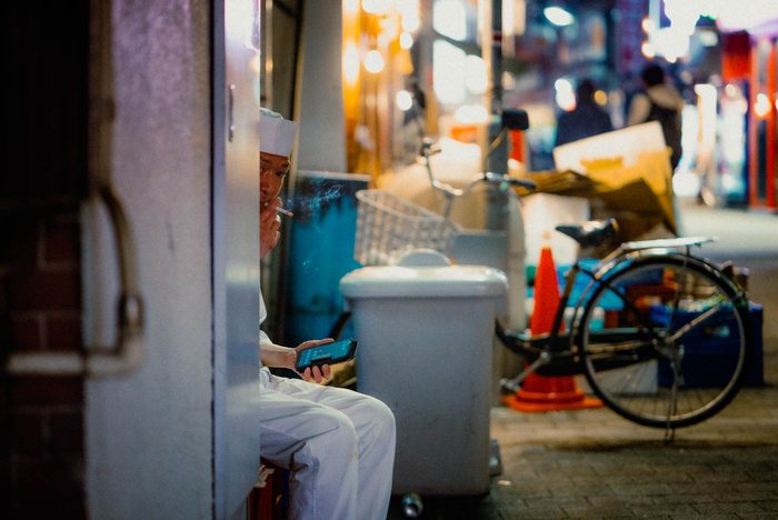 Osaka uomini strada bianco nero, fotografia di viaggio e street photography in Giappone