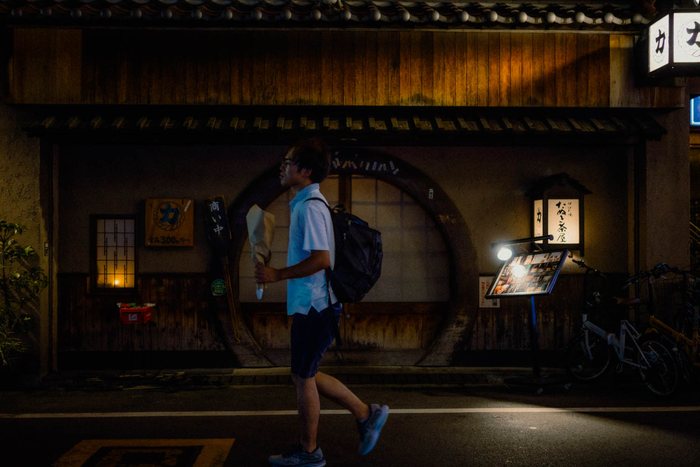 Osaka uomo passa bar neon, fotografia di viaggio e street photography in Giappone