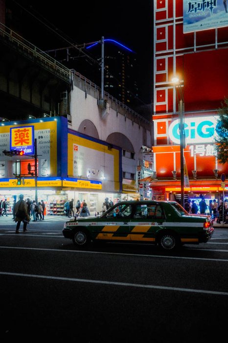 Osaka uomo solo parete, fotografia di viaggio e street photography in Giappone