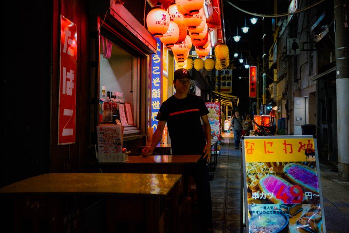 Osaka vicolo buio insegne, fotografia di viaggio e street photography in Giappone