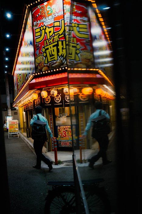 Osaka vicolo notte silhouette, fotografia di viaggio e street photography in Giappone