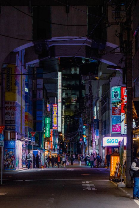 Osaka vicolo scuro notte, fotografia di viaggio e street photography in Giappone