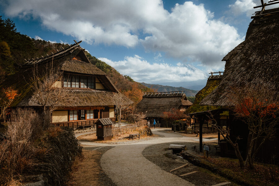 Case gasshō-zukuri sotto un cielo luminoso, Shirakawa-gō