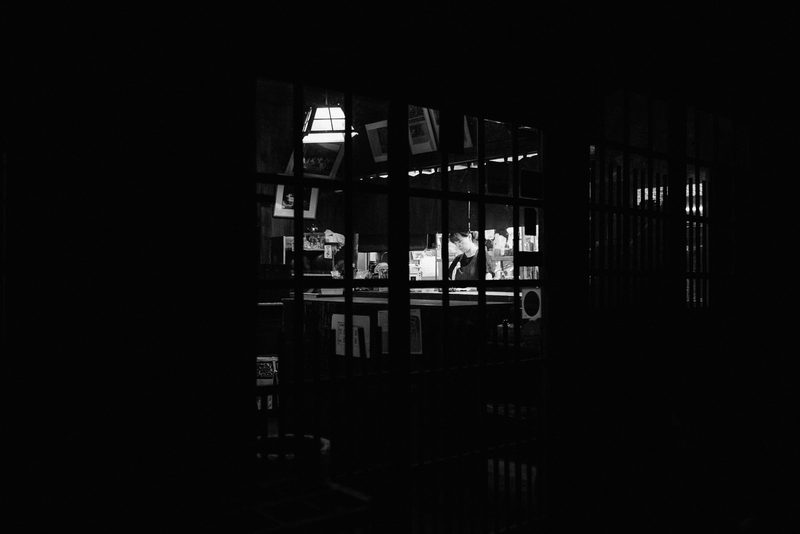 Donna al lavoro intravista attraverso il graticcio di una finestra, in bianco e nero, Shirakawa-gō