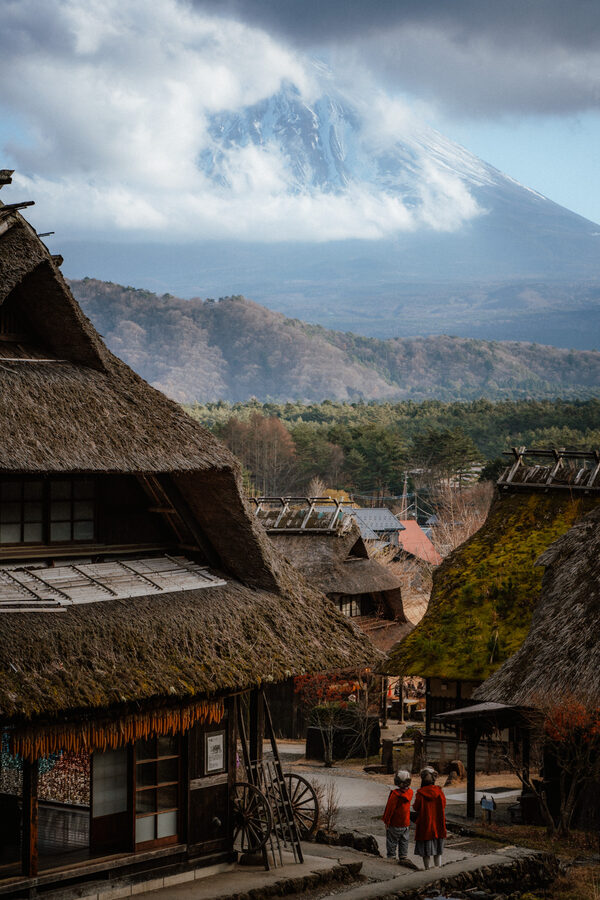 Vista sui tetti di Shirakawa-gō e sulle montagne