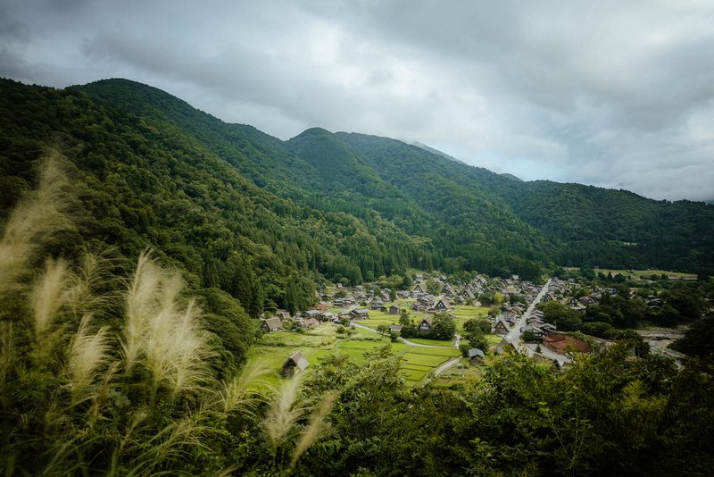 Veduta dall'alto del villaggio di case gasshō tra le montagne, Shirakawa-gō